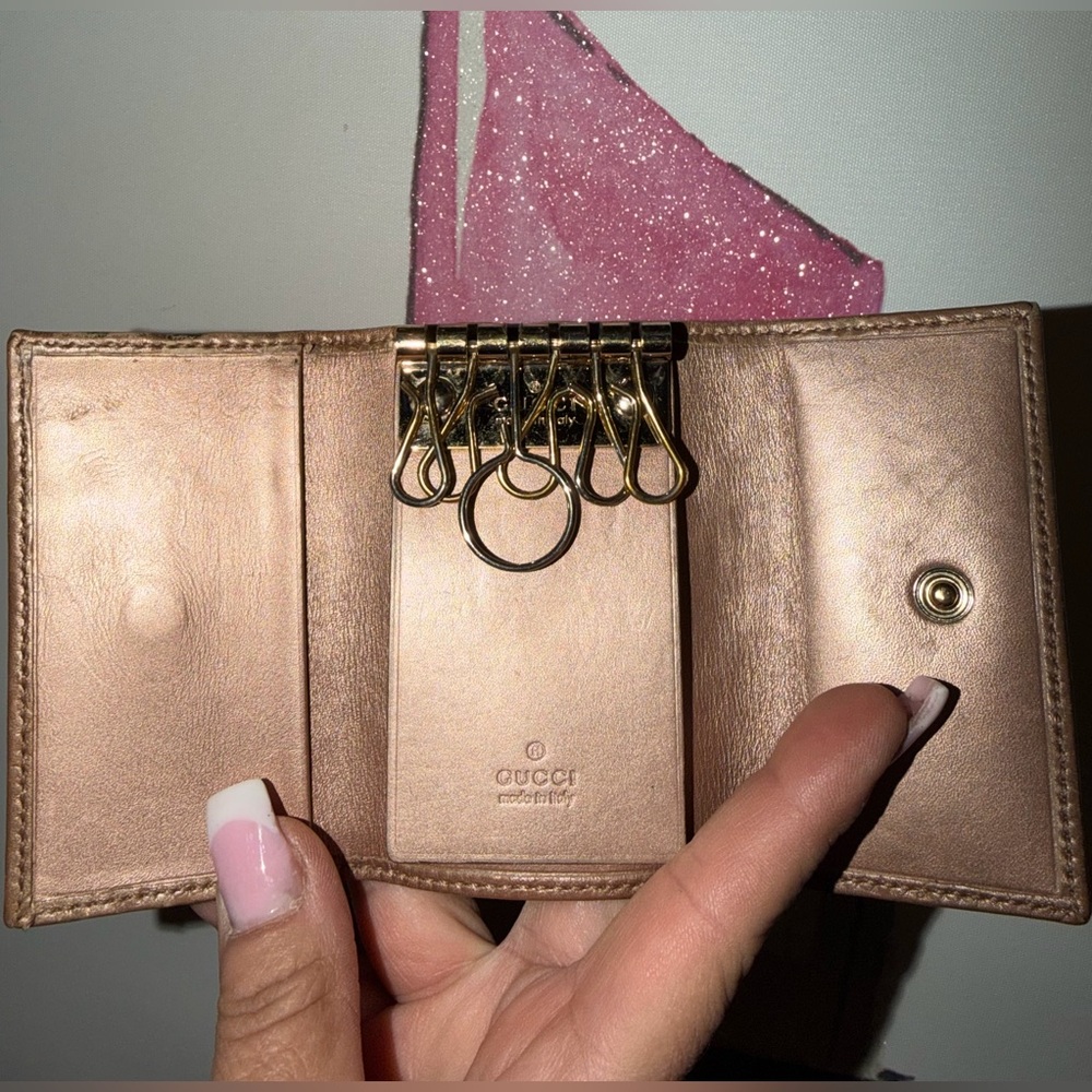 Gucci ๐ค Tan Leather Key Holder with Heart Logo and Gold hardware - Picture 6 of 6